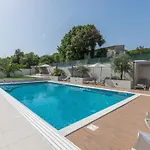 Apartamento In Pjescana Uvala Mit Garten- Grill By Interhome