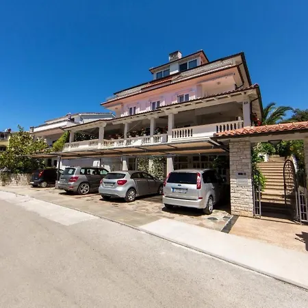 In Pjescana Uvala Mit Garten- Grill By Interhome *