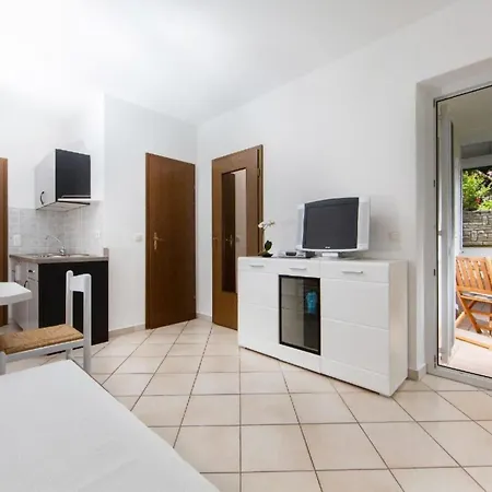 Apartamento In Pjescana Uvala Mit Garten- Grill By Interhome *