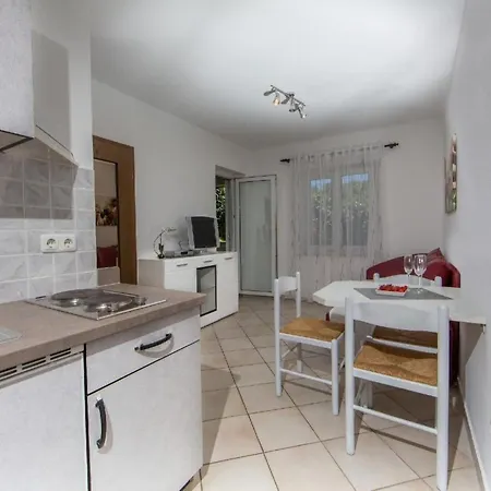 Apartamento In Pjescana Uvala Mit Garten- Grill By Interhome