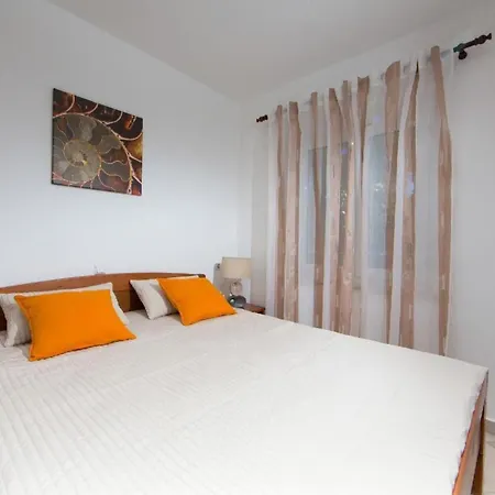 In Pjescana Uvala Mit Garten- Grill By Interhome