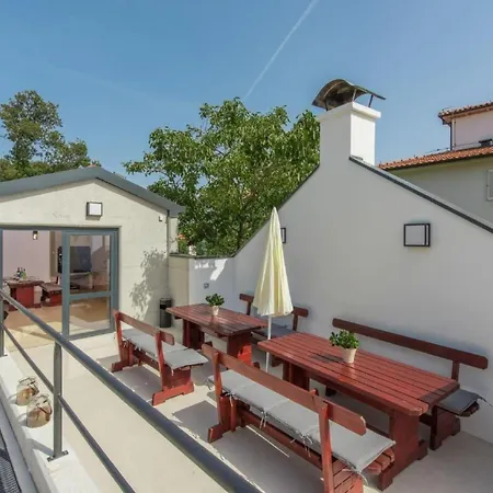 In Pjescana Uvala Mit Garten- Grill By Interhome