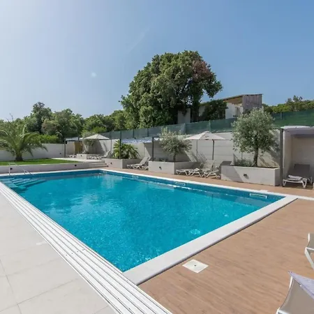 Apartamento In Pjescana Uvala Mit Garten- Grill By Interhome
