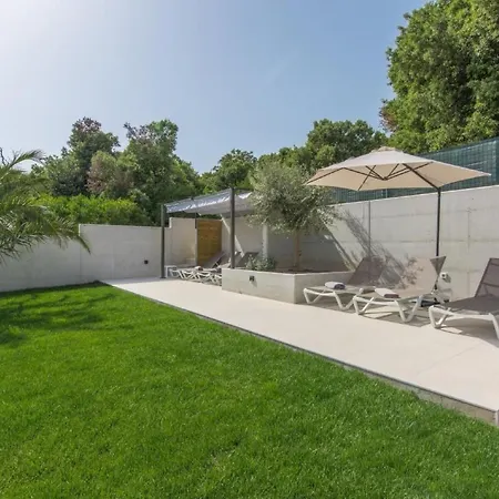 Apartamento In Pjescana Uvala Mit Garten- Grill By Interhome