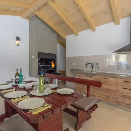 In Pjescana Uvala Mit Garten- Grill By Interhome