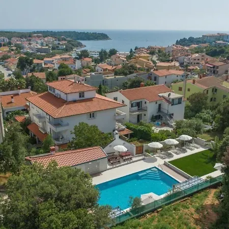 Apartamento In Pjescana Uvala Mit Garten- Grill By Interhome