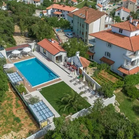 Apartamento In Pjescana Uvala Mit Garten- Grill By Interhome