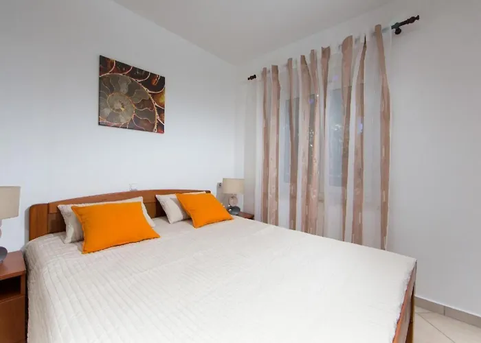 In Pjescana Uvala Mit Garten- Grill By Interhome