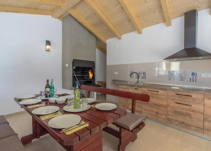 In Pjescana Uvala Mit Garten- Grill By Interhome